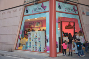 fachada franquicia Minnistore en Barcelona