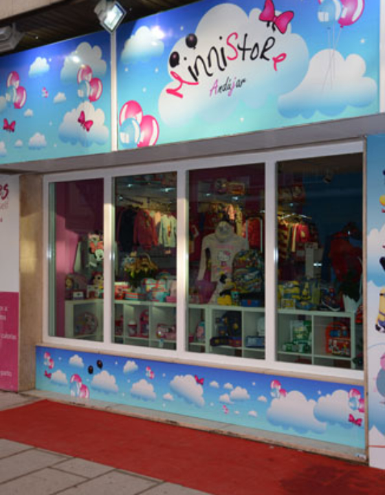 Minnistore Andujar da la bienvenida a sus visitantes